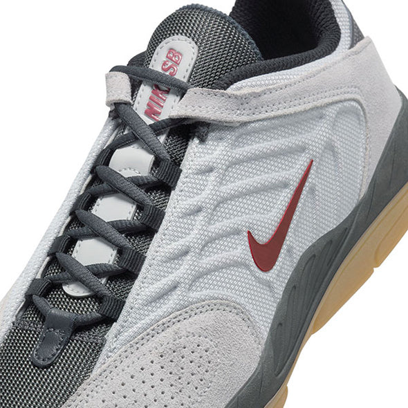 Nike SB Vertebrae Light Smoke Grey/Dark Smoke Grey/Black/Dark Team Red